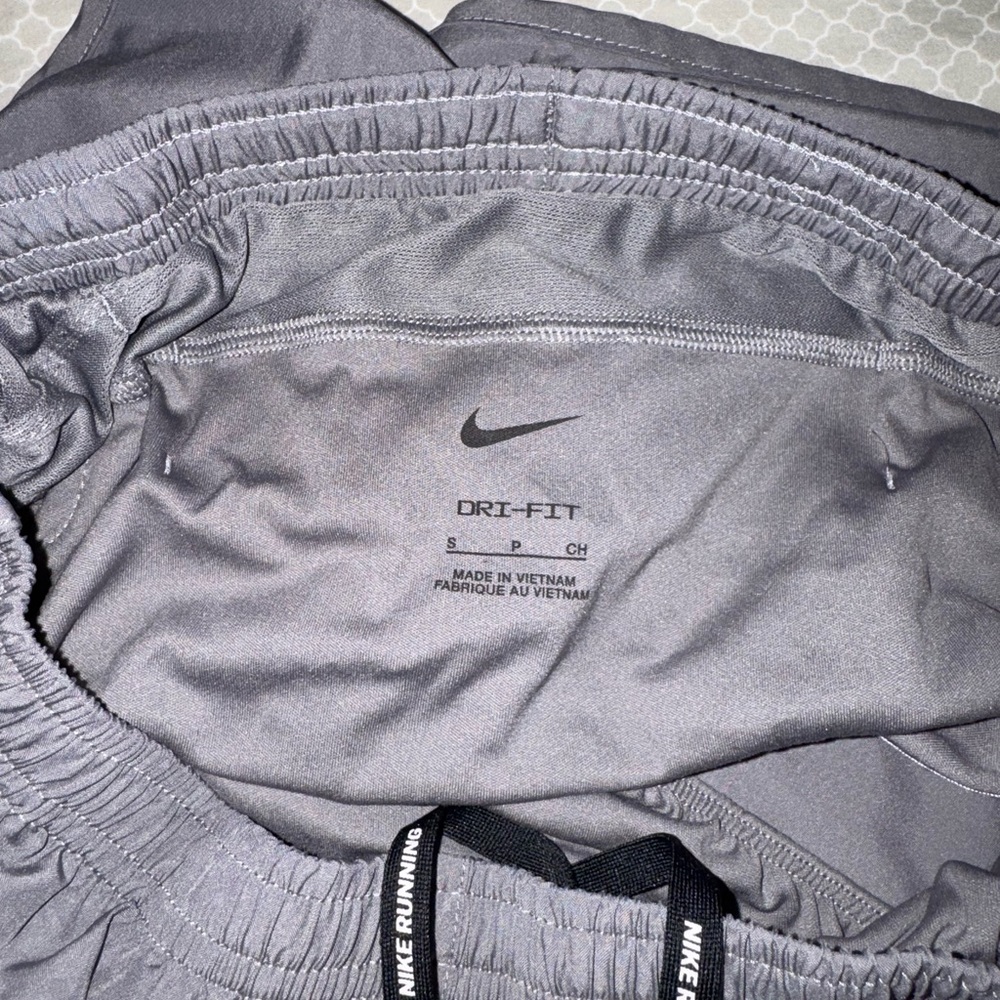 Nike woman’s running shorts S - Picture 3 of 3